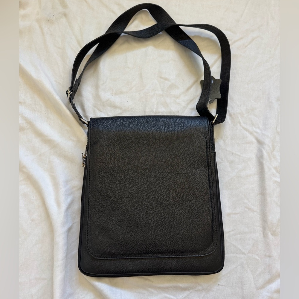 (NEW) Black leather expandable crossbody bag